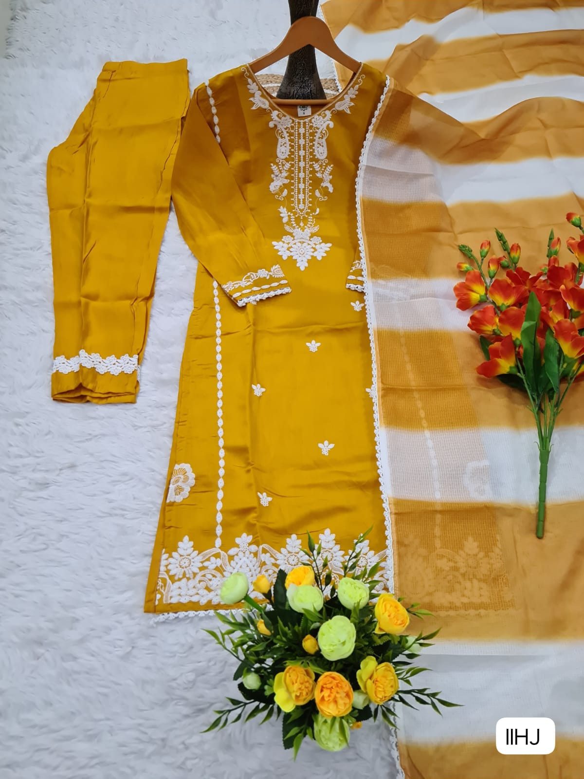 WOMEN'S VISCOSE ROMAN SILK KURTA SET